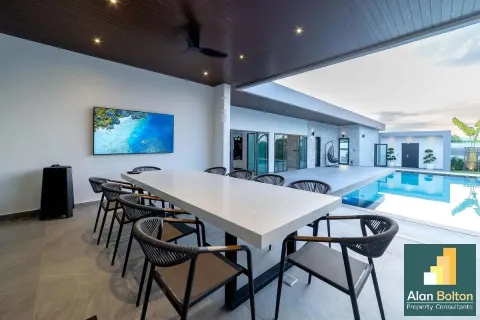 Casa de 6 dormitorios en Pattaya, Tailandia № 210666 - foto 6
