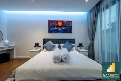 Casa de 6 dormitorios en Pattaya, Tailandia № 210666 - foto 2