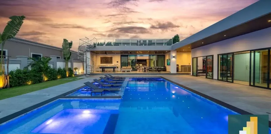 Casa de 6 dormitorios en Pattaya, Tailandia № 210666