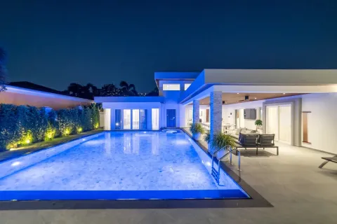 Casa de 6 dormitorios en Pattaya, Tailandia № 210665 - foto 4