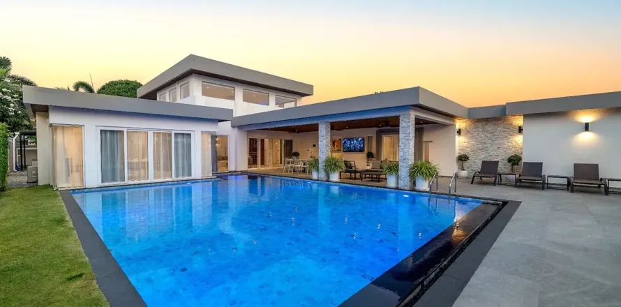 Casa de 6 dormitorios en Pattaya, Tailandia № 210665