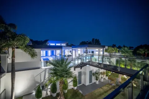 Casa de 6 dormitorios en Pattaya, Tailandia № 210665 - foto 3