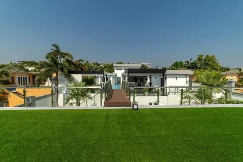 Casa de 6 dormitorios en Pattaya, Tailandia № 210665 - foto 17