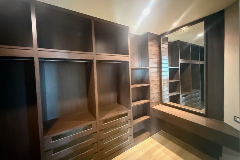 Condo in Khlong San, Bangkok, Thailand, 4 bedrooms  № 137897 - photo 4