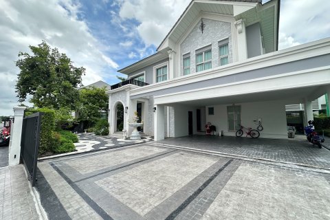 Maison à Samut Prakan, Thaïlande 4 chambres № 154392 - photo 1