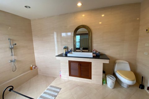 Villa in Phra Khanong, Bangkok, Thailand 4 bedrooms № 134096 - photo 17
