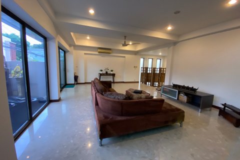 Villa in Phra Khanong, Bangkok, Thailand 4 bedrooms № 134096 - photo 2