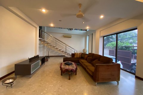 Villa in Phra Khanong, Bangkok, Thailand 4 bedrooms № 134096 - photo 1