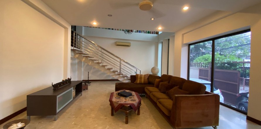 Villa in Phra Khanong, Bangkok, Thailand 4 bedrooms № 134096