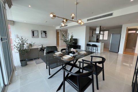 Condo in Bangkok, Thailand, 3 bedrooms № 181258 - photo 2