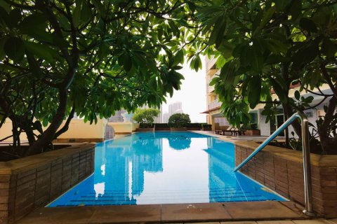 Condo in Bangkok, Thailand, 3 bedrooms  № 181255 - photo 15