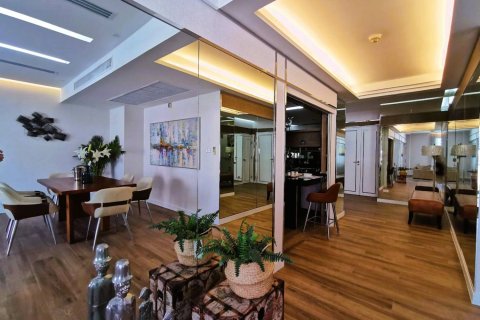 Condo in Bangkok, Thailand, 3 bedrooms  № 181255 - photo 2