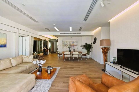 Condo in Bangkok, Thailand, 3 bedrooms  № 181255