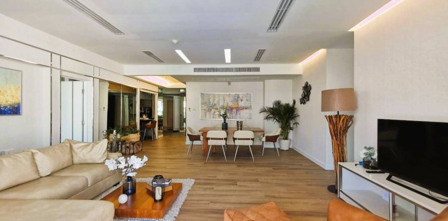 Condo in Bangkok, Thailand, 3 bedrooms  № 181255