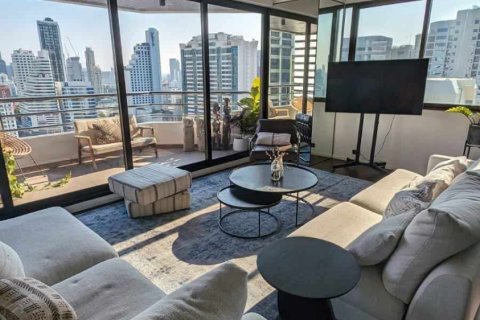 Condo à Khlong Toei, Bangkok, Thaïlande, 2 chambres  № 141614 - photo 1