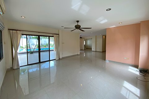 Villa in Hua Hin, Thailand 4 bedrooms № 168327 - photo 12