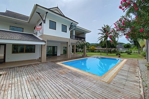 Villa in Hua Hin, Thailand 4 bedrooms № 168327 - photo 2