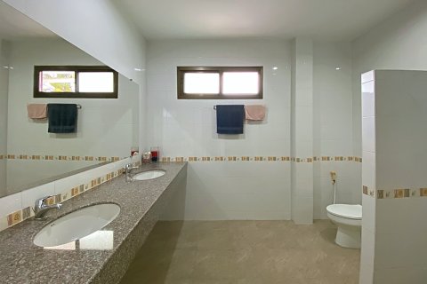Villa in Hua Hin, Thailand 4 bedrooms № 168327 - photo 25