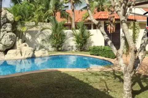 Casa de 3 dormitorios en Pattaya, Tailandia № 212203 - foto 2