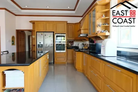 Casa de 5 dormitorios en Pattaya, Tailandia № 212205 - foto 10