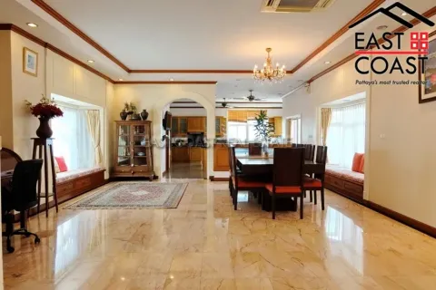 Casa de 5 dormitorios en Pattaya, Tailandia № 212205 - foto 2