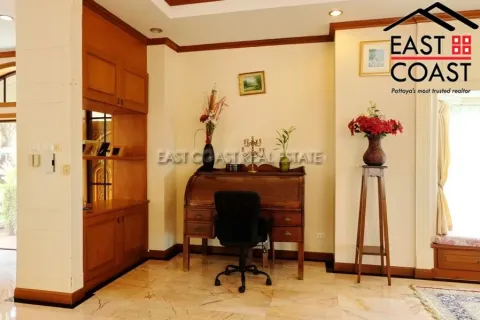 Casa de 5 dormitorios en Pattaya, Tailandia № 212205 - foto 13