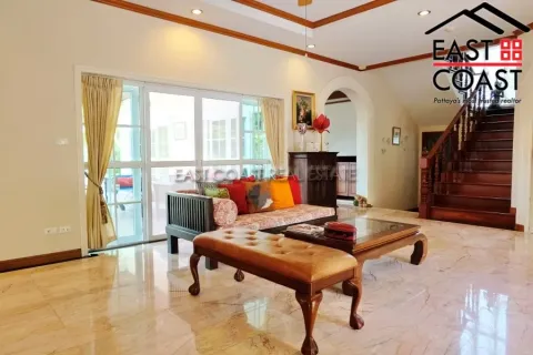 Casa de 5 dormitorios en Pattaya, Tailandia № 212205 - foto 4