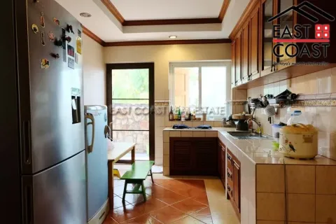 Casa de 5 dormitorios en Pattaya, Tailandia № 212205 - foto 11