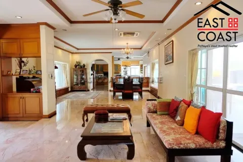 Casa de 5 dormitorios en Pattaya, Tailandia № 212204 - foto 3