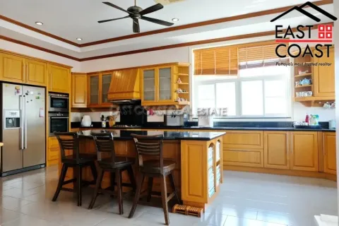 Casa de 5 dormitorios en Pattaya, Tailandia № 212204 - foto 9