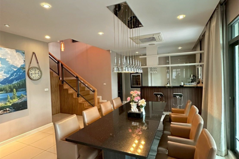 House in Bangkok, Thailand 6 bedrooms № 189418