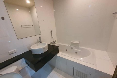 Condo in Bangkok, Thailand, 2 bedrooms  № 157584 - photo 3