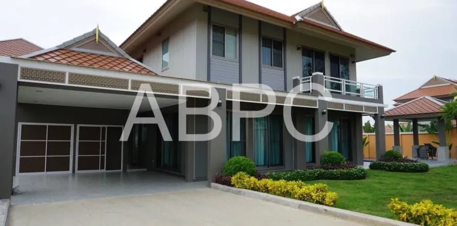 Casa de 4 dormitorios en Pattaya, Tailandia № 211919
