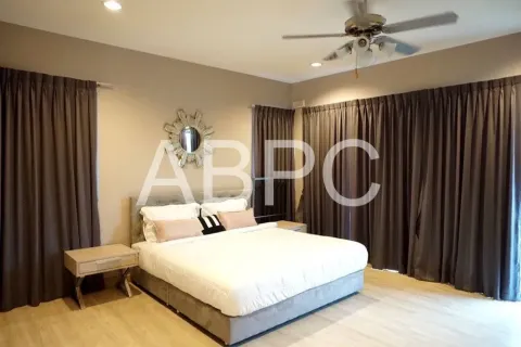 Casa de 4 dormitorios en Pattaya, Tailandia № 211919 - foto 7