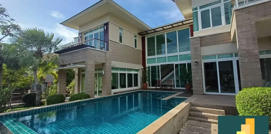 Casa de 3 dormitorios en Pattaya, Tailandia № 210877