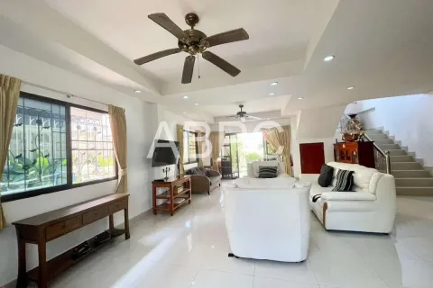 Casa de 4 dormitorios en Jomtien Beach, Pattaya, Tailandia № 210880 - foto 11