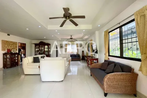 Casa de 4 dormitorios en Jomtien Beach, Pattaya, Tailandia № 210880 - foto 16