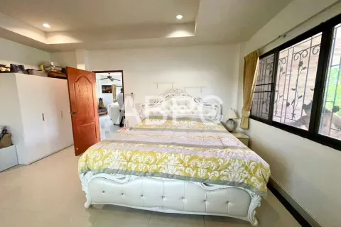 Casa de 4 dormitorios en Jomtien Beach, Pattaya, Tailandia № 210880 - foto 14