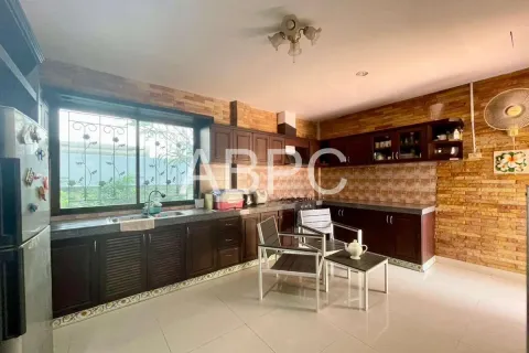 Casa de 4 dormitorios en Jomtien Beach, Pattaya, Tailandia № 210880 - foto 12