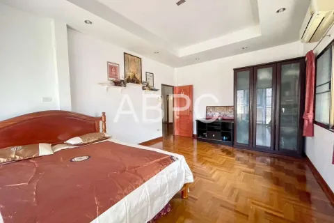 Casa de 4 dormitorios en Jomtien Beach, Pattaya, Tailandia № 210880 - foto 8