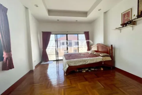 Casa de 4 dormitorios en Jomtien Beach, Pattaya, Tailandia № 210880 - foto 15