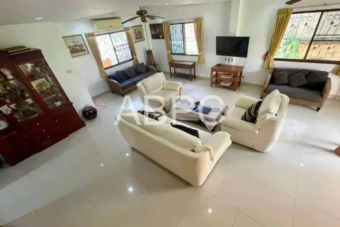 Casa de 4 dormitorios en Jomtien Beach, Pattaya, Tailandia № 210880 - foto 19