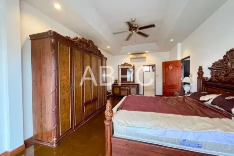 Casa de 4 dormitorios en Jomtien Beach, Pattaya, Tailandia № 210880 - foto 17