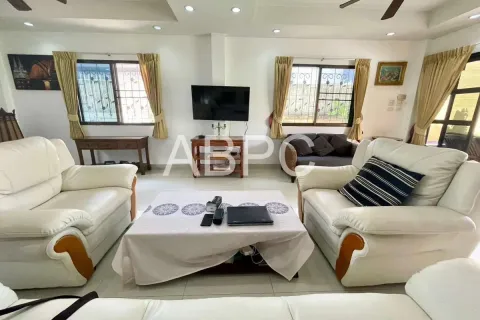 Casa de 4 dormitorios en Jomtien Beach, Pattaya, Tailandia № 210880 - foto 13