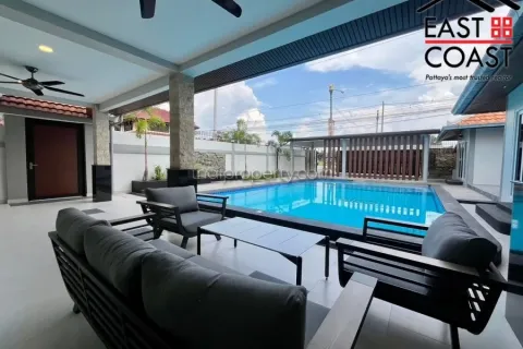 Casa de 4 dormitorios en Pattaya, Tailandia № 213375 - foto 2