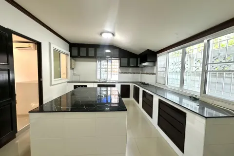 House in San Sai, Thailand 5 bedrooms № 147847 - photo 19