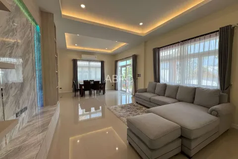 Casa de 3 dormitorios en Pattaya, Tailandia № 211648 - foto 4