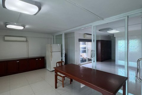 Condo in Bang Rak, Bangkok, Thailand, 4 bedrooms  № 139698 - photo 1