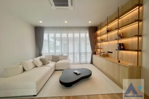 Maison à Bang Kapi, Bangkok, Thaïlande 4 chambres № 215605