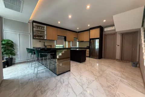Casa de 4 dormitorios en Pattaya, Tailandia № 212219 - foto 11